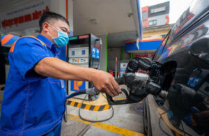 Trong bối cảnh hiện nay, việc theo dõi sự biến động giá xăng dầu trở nên đặc biệt quan trọng