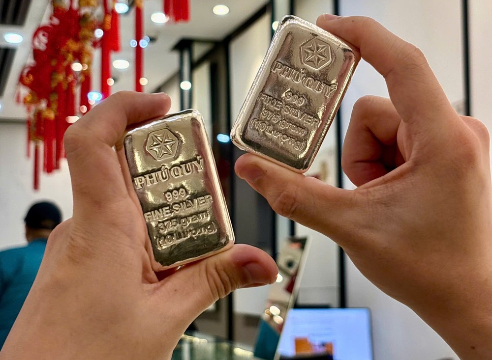 Tóm lại, đầu tư bạc thỏi mang lại nhiều lợi ích cho nhà đầu tư tại Việt Nam. Với giá trị tích trữ và ứng dụng rộng rãi
